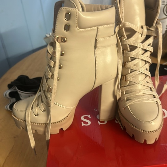 Guess - Picture 2 of 4